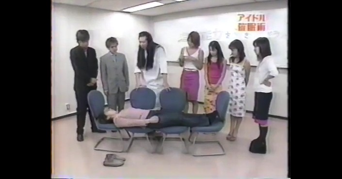 アイドル番組の女性スタッフが体が硬くなる催眠術をかけられる2