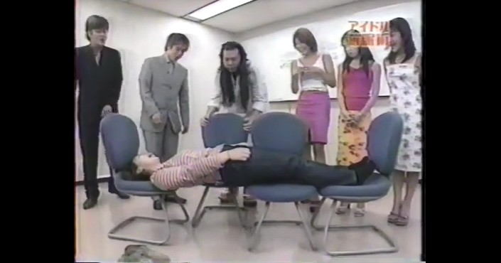 アイドル番組の女性スタッフが体が硬くなる催眠術をかけられる3