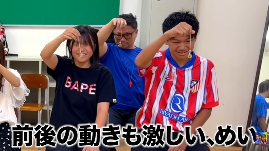 たけめいストーリーの出演者たちが5円玉が回る催眠術をかけられる