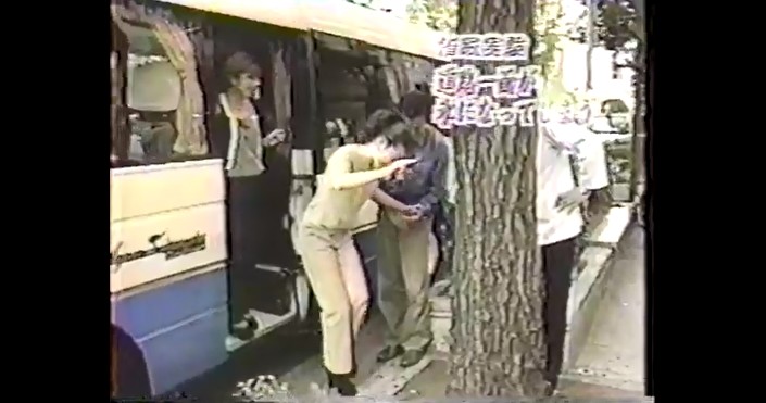 モニター隊の女性たちが道路一面が水になってしまう催眠術をかけられる2