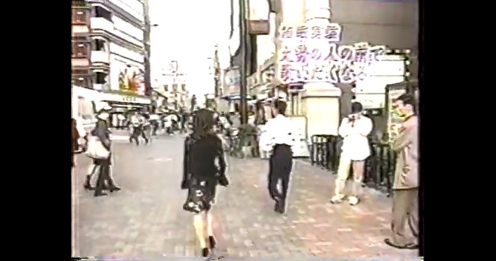 モニター隊の女性たちが大勢の人の前で歌いたくなる催眠術をかけられる2