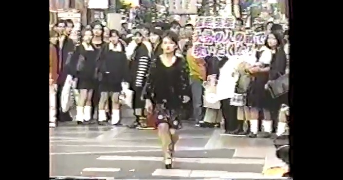モニター隊の女性たちが大勢の人の前で歌いたくなる催眠術をかけられる7