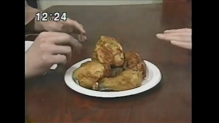 女性ディレクターが鶏肉が好きになる催眠術をかけられる3