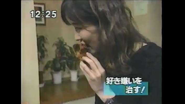 女性ディレクターが鶏肉が好きになる催眠術をかけられる9