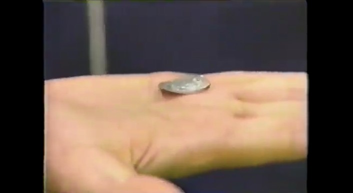 番組の観覧客が100円玉を曲げられる催眠術をかけられる5