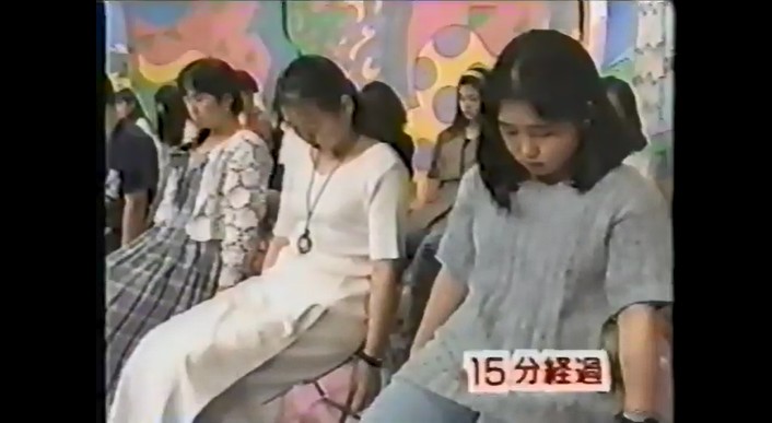 番組の観覧客が催眠術をかけられる2