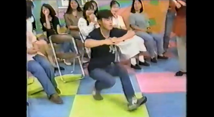 番組の観覧客がコサックダンスを踊る催眠術をかけられる2