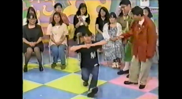 番組の観覧客がコサックダンスを踊る催眠術をかけられる3
