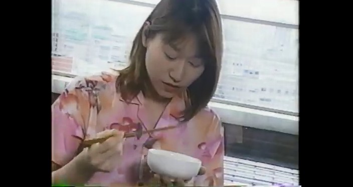 納豆を実食する民宿の女将さん1