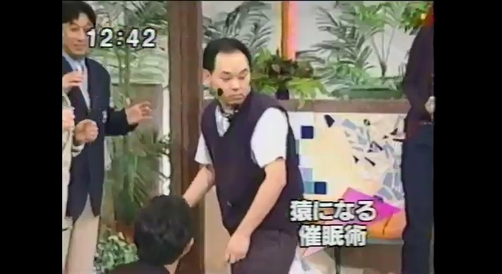 男性スタッフたちが猿に変身する催眠術をかけられる6