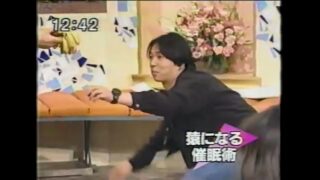 男性スタッフたちが猿に変身する催眠術をかけられる8